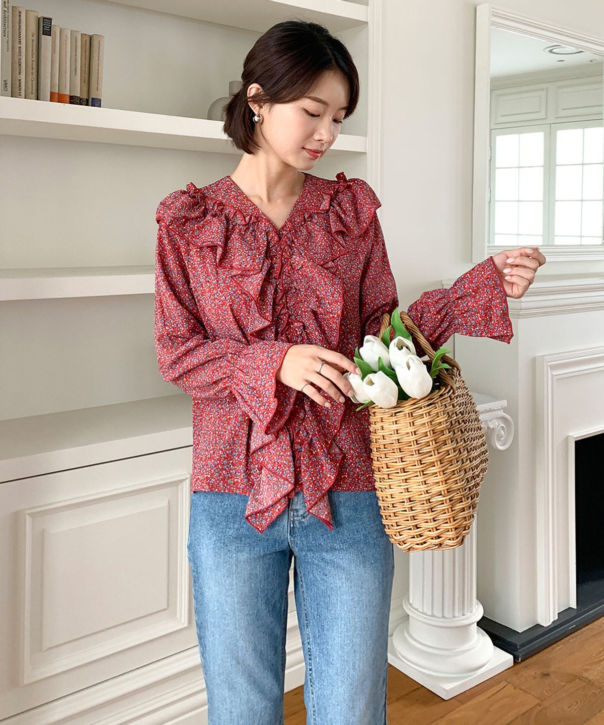 빼빼(BBAEBBAE) 브이넥 프릴 플라워 블라우스