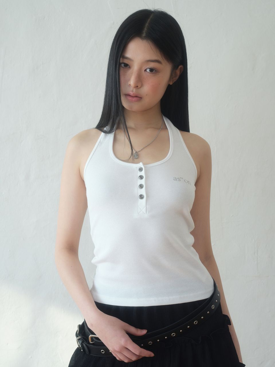 MUSINSA公式 | ASON POUND HALTER SLEEVELESS / WHITE