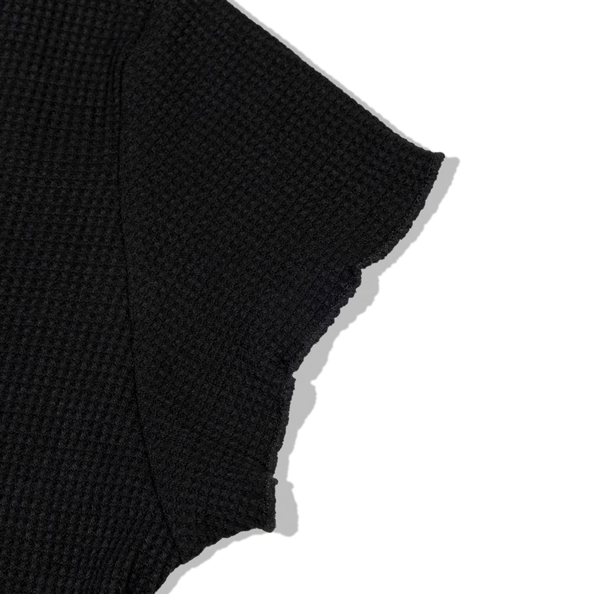 모아(MOAA) Curve Snap Henley Tee (BLACK)