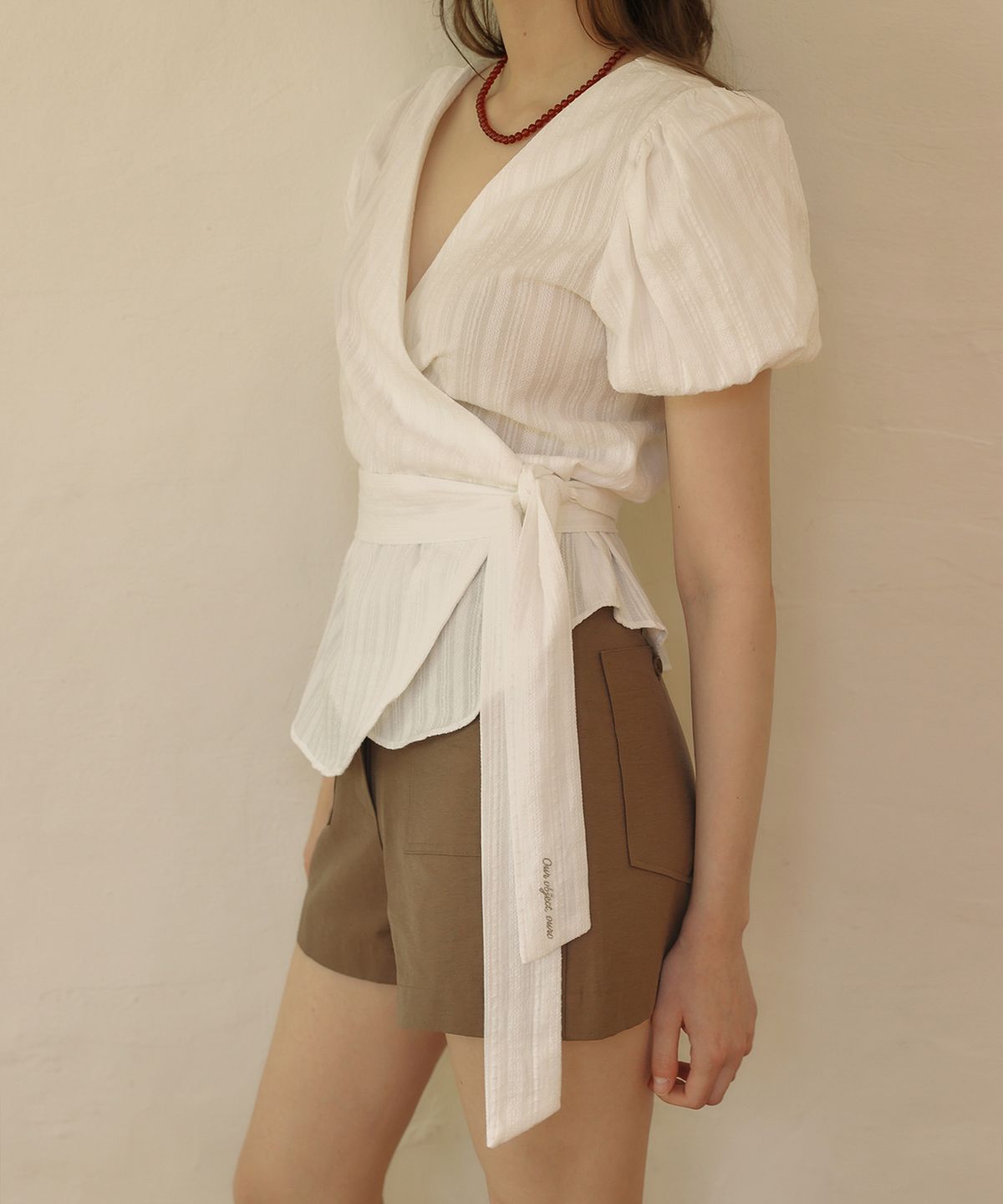 아우로(OURO) FLORA WRAP BLOUSE [ WHITE ]
