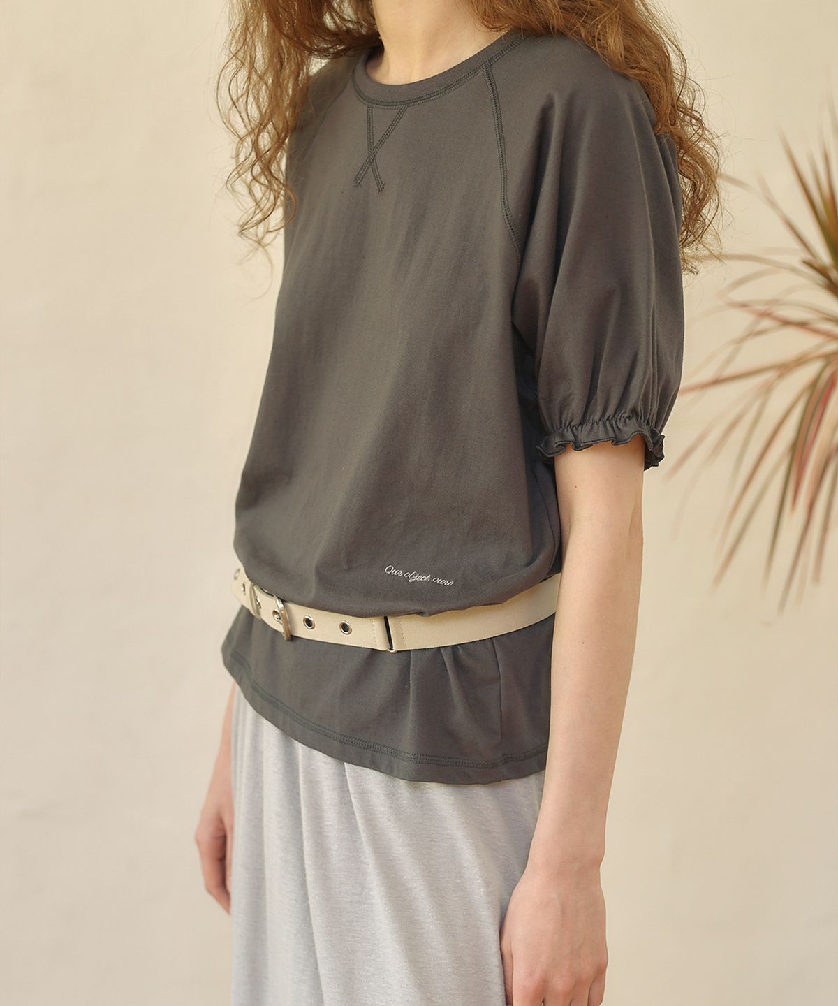 아우로(OURO) PUFF SHIRRING T-SHIRTS [ CHARCOAL ]