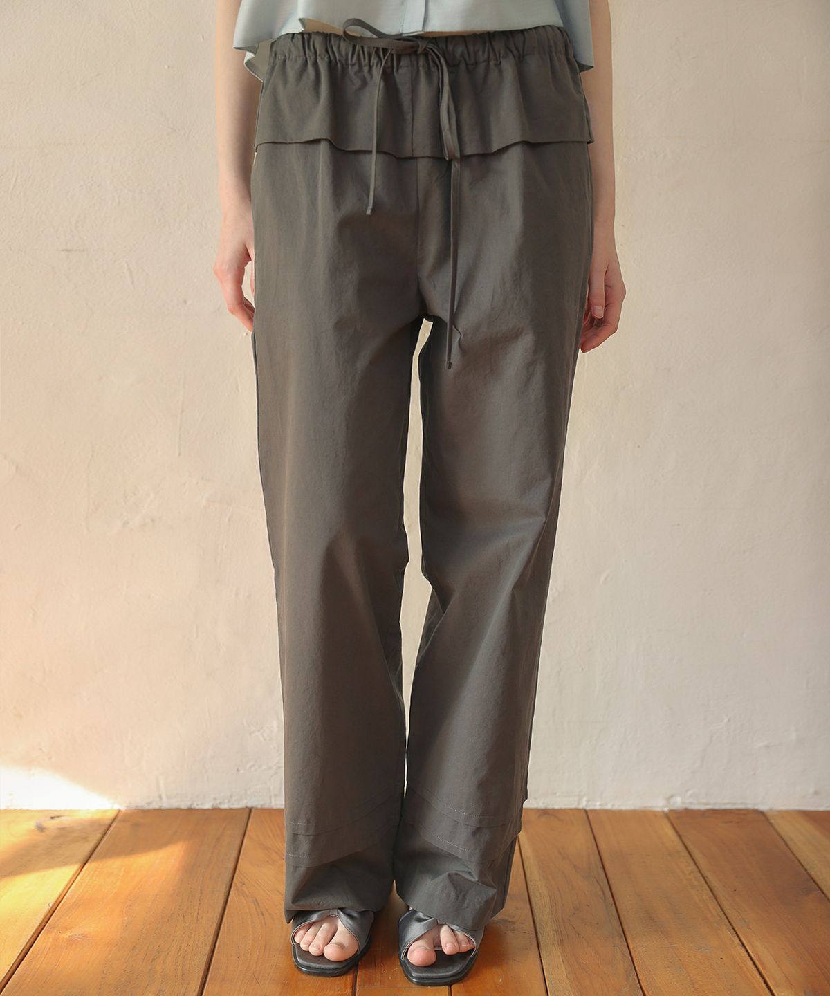 아우로(OURO) COTTON FRILL PANTS [ CHARCOAL ]