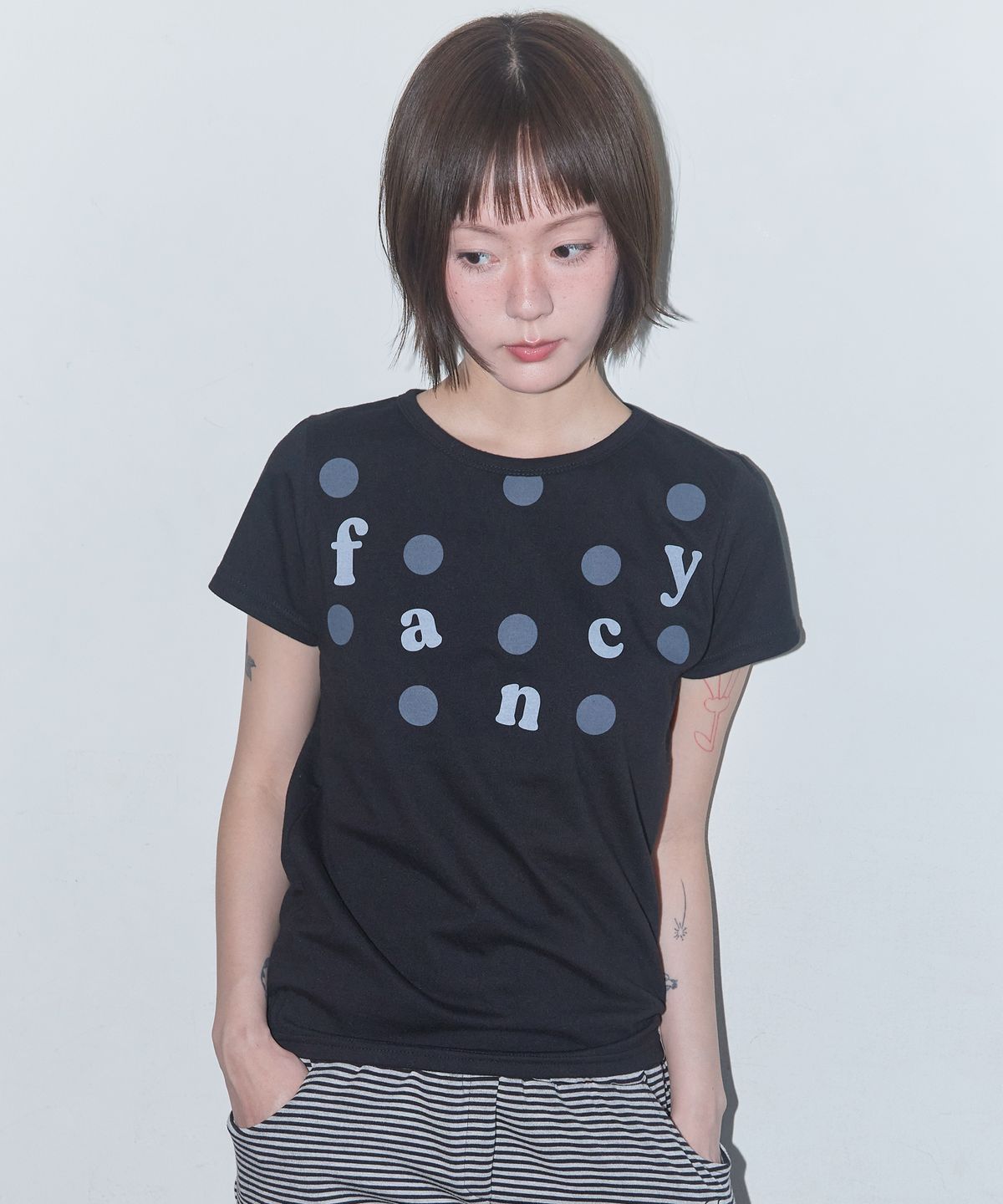 팬시클럽(FANCY CLUB) 도트 페이드 팬시 티 (BLACK) F25QB129