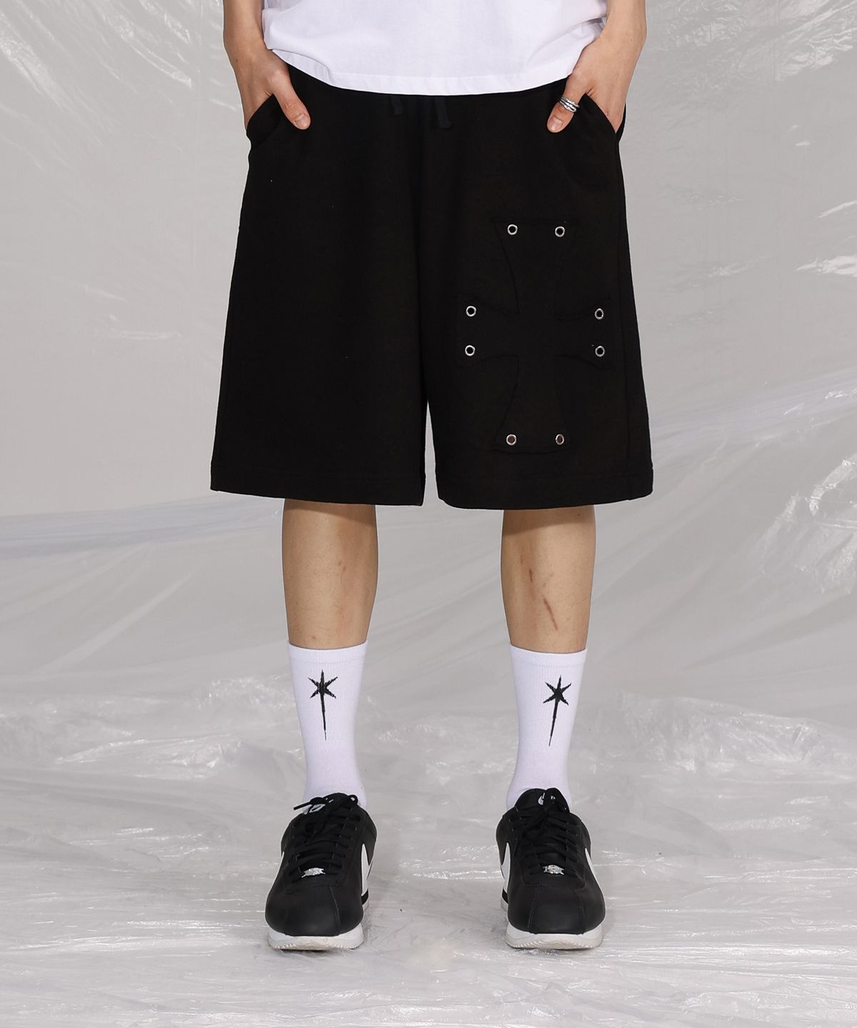 세인트페인(SAINTPAIN) SP 크로스 아플리케 스웻쇼츠 블랙