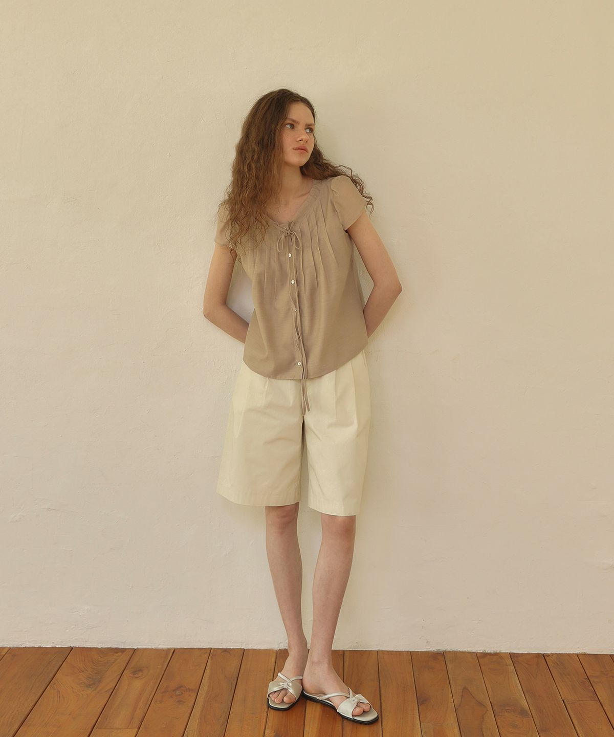 아우로(OURO) BUTTON STRAP MIDI PANTS [ CREAM ]