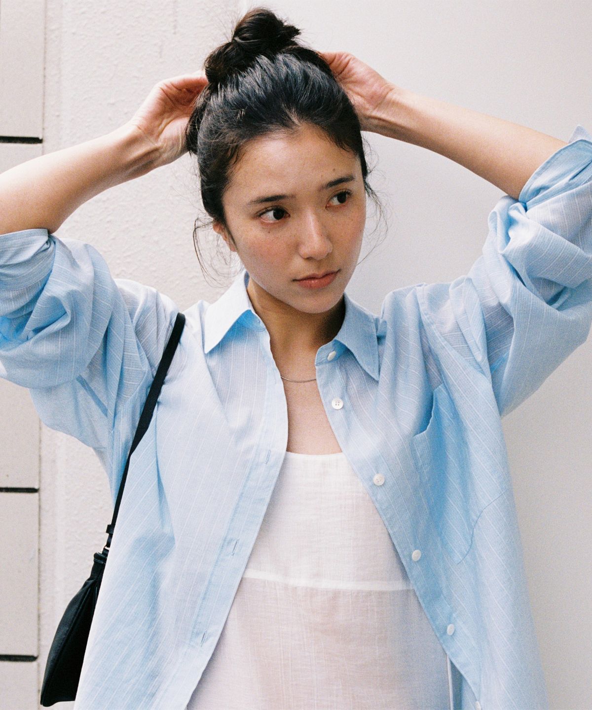 오스트카카(OSTKAKA) 썸머 루즈핏 백 슬릿 셔츠 스카이블루