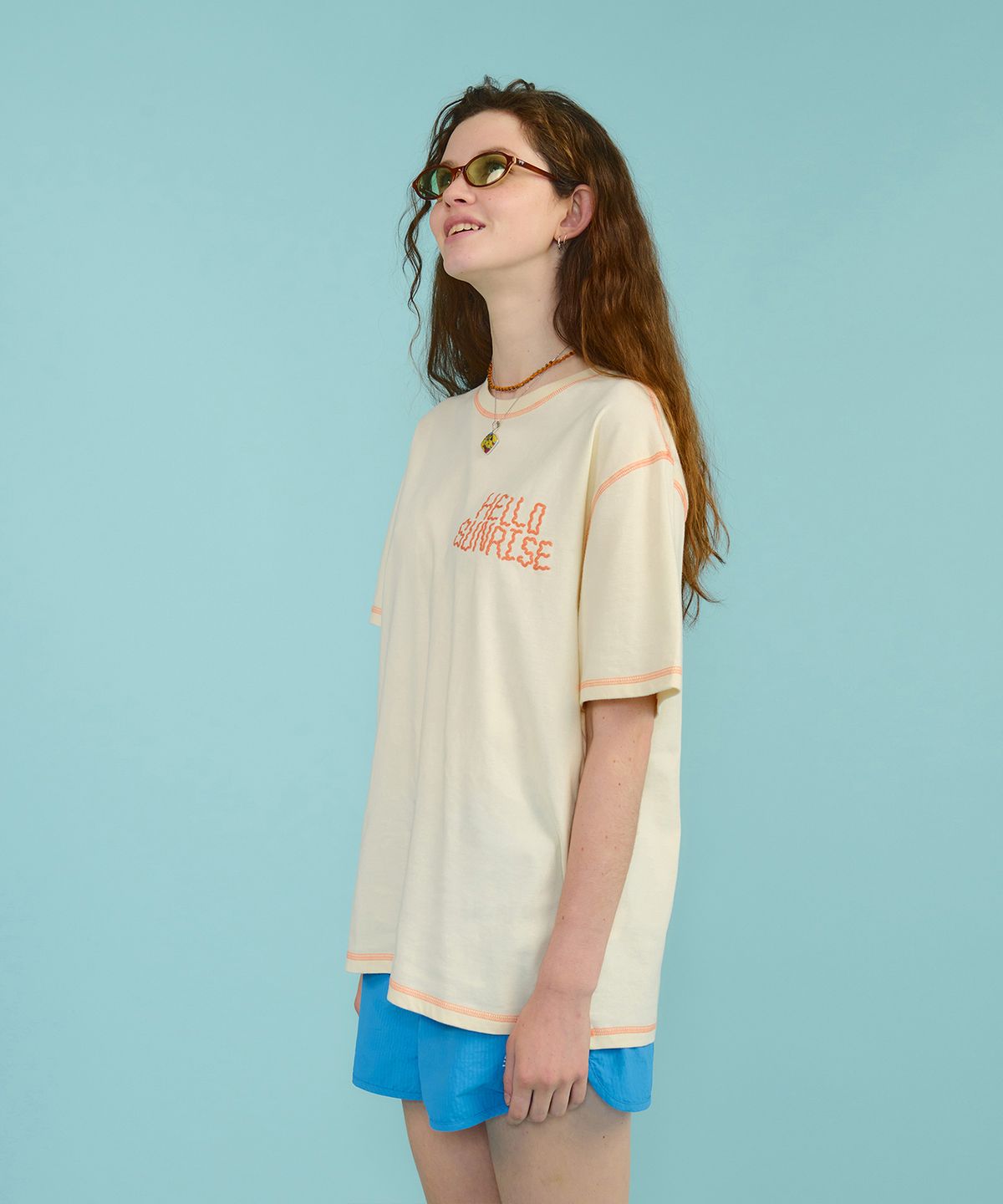 헬로 선라이즈(HELLO SUNRISE) HS Doodle Typo Stitch Tee_Cream