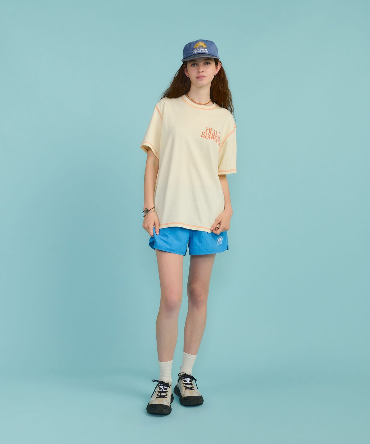 헬로 선라이즈(HELLO SUNRISE) HS Doodle Typo Stitch Tee_Cream