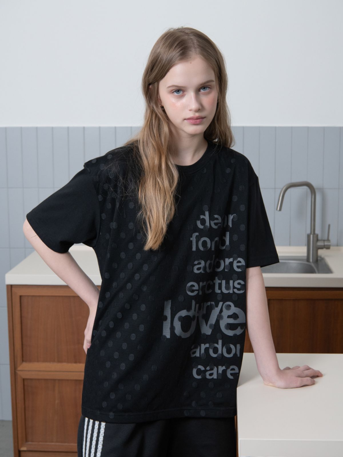 오피쉬(OAFISH) DOT LACE LETTERING T-SHIRT, BLACK