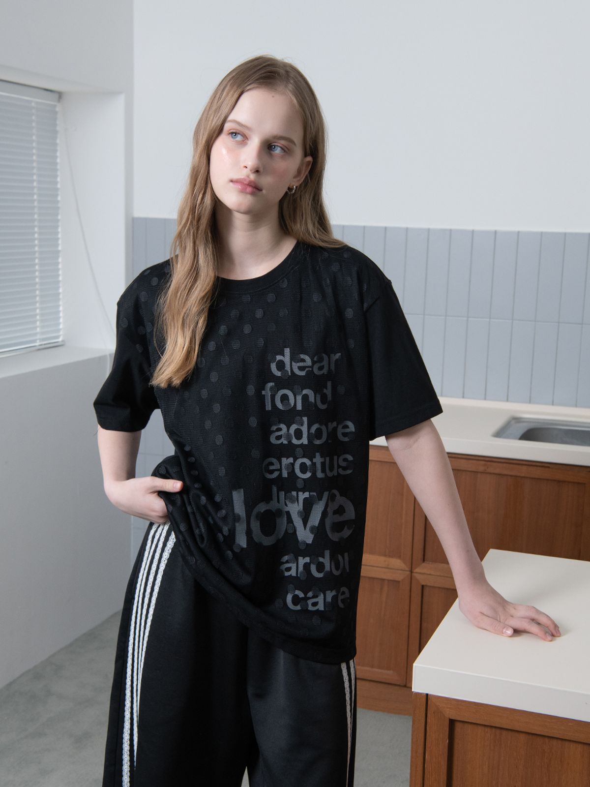오피쉬(OAFISH) DOT LACE LETTERING T-SHIRT, BLACK