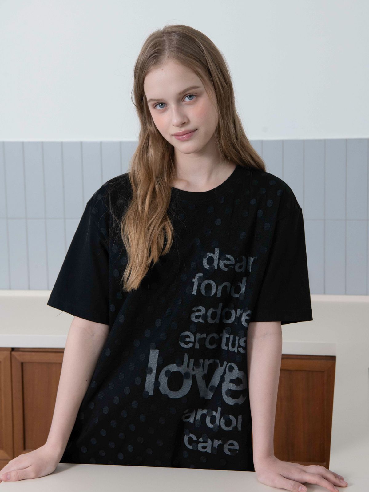 오피쉬(OAFISH) DOT LACE LETTERING T-SHIRT, BLACK