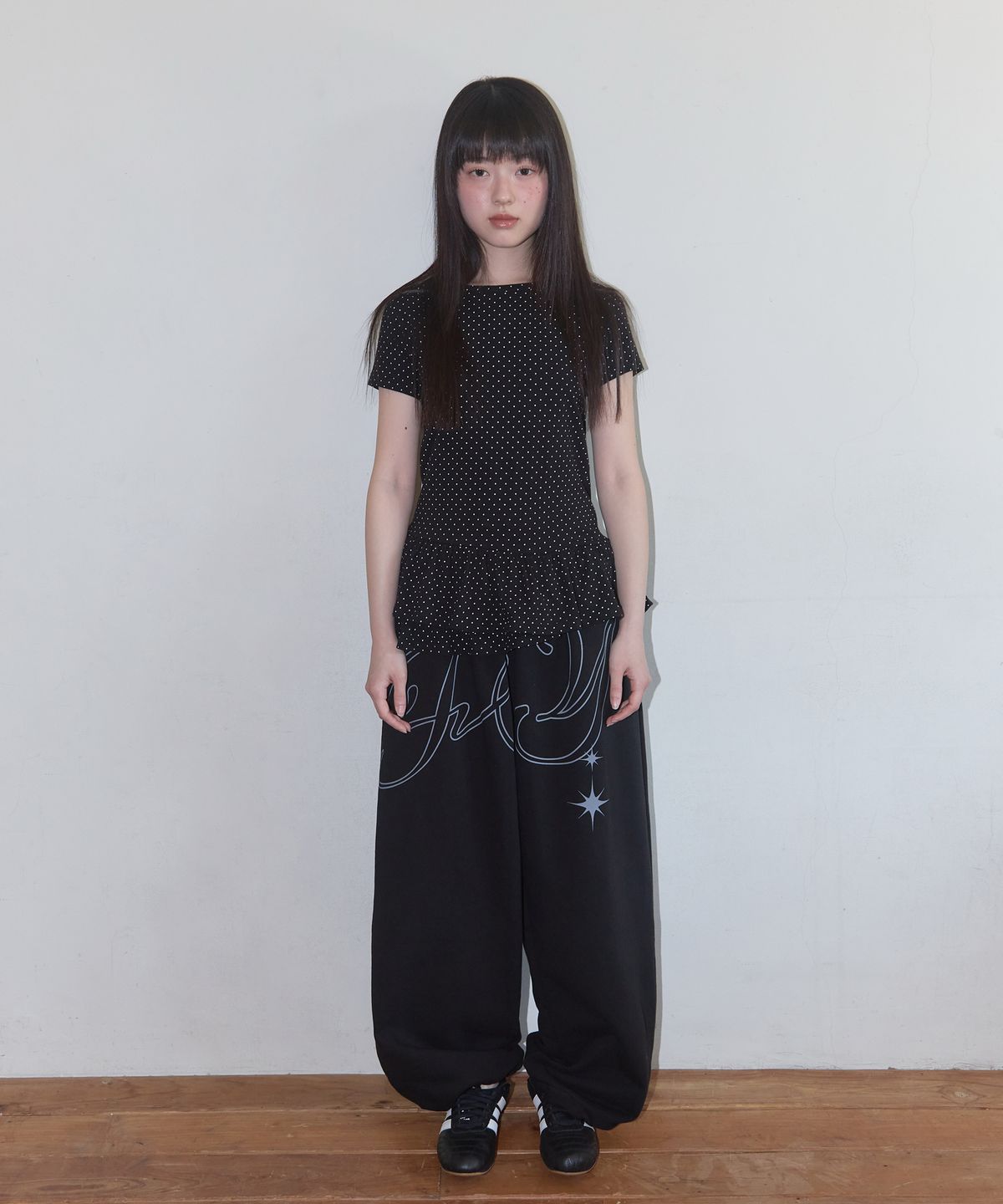 팬시클럽(FANCY CLUB) 프릴 레이어드 도트 티 (BLACK) F25QB128