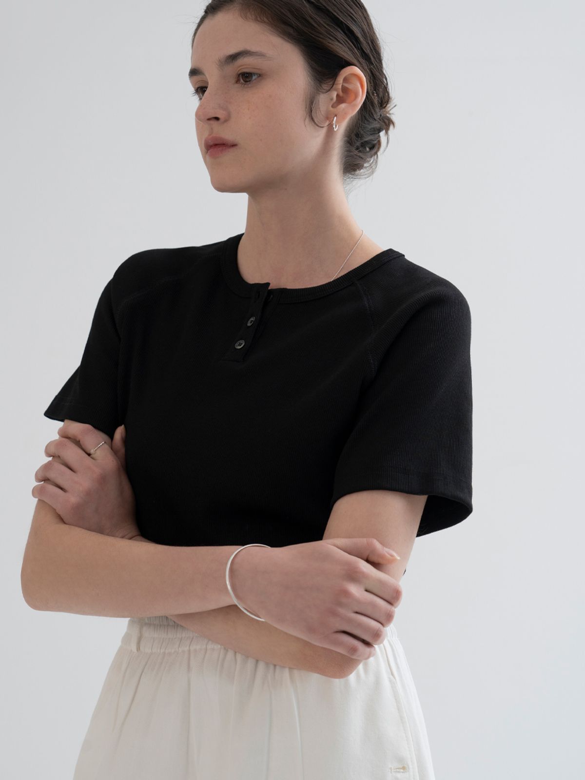 더미튼(THEMITTEN) [6th] Button half t-shirt (black)