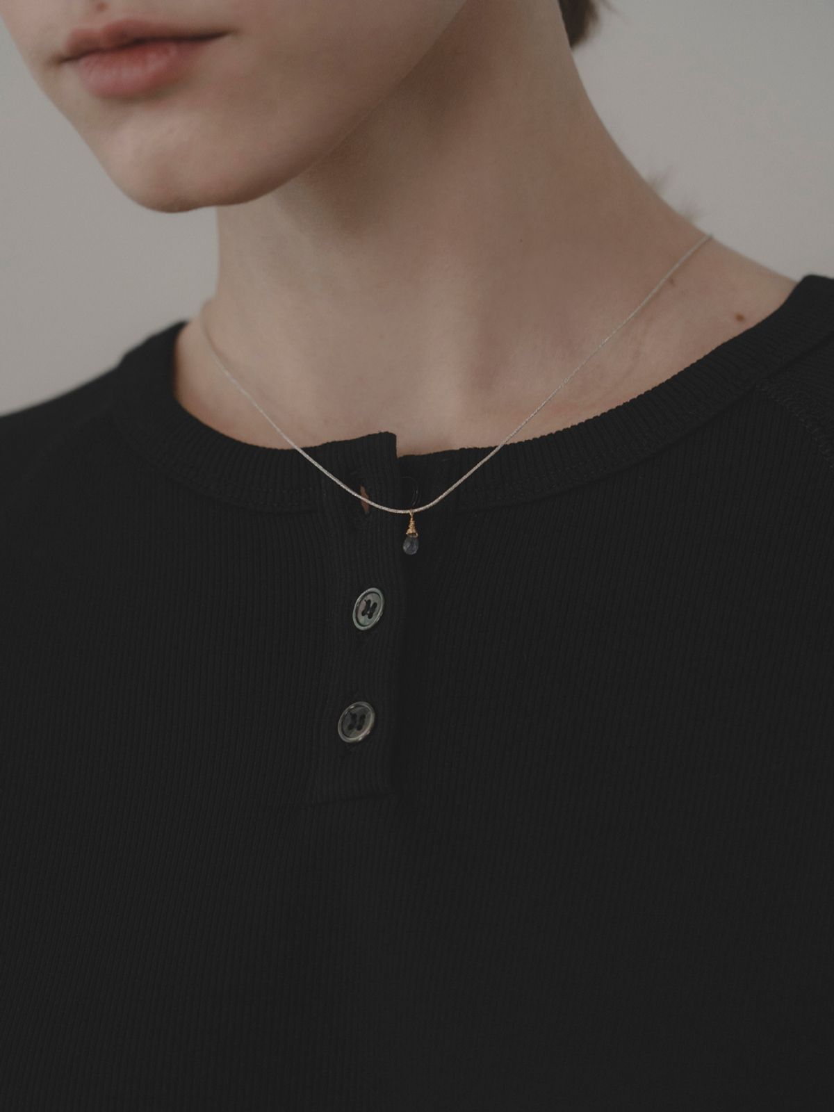 더미튼(THEMITTEN) [6th] Button half t-shirt (black)
