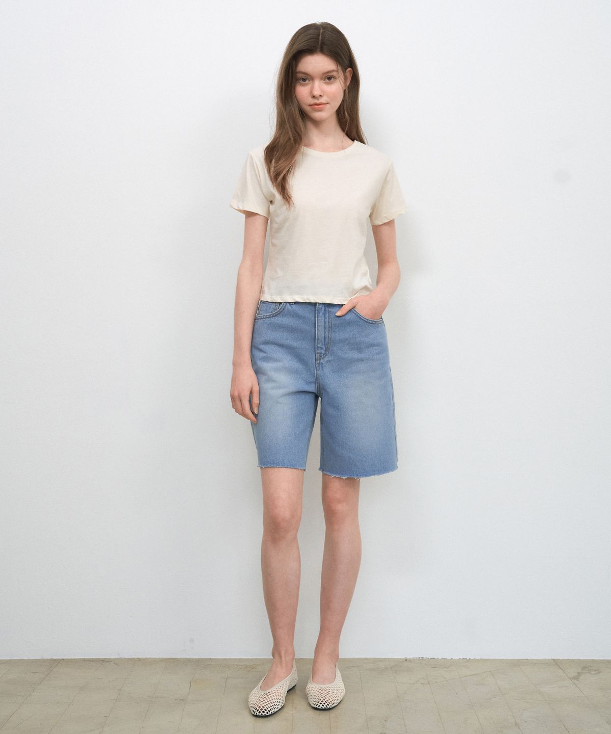 웬즈데이오아시스 포 우먼(WEDNESDAYOASISFORWOMEN) 커팅 하프 데님 버뮤다 팬츠_Light Blue(W25-PT09)