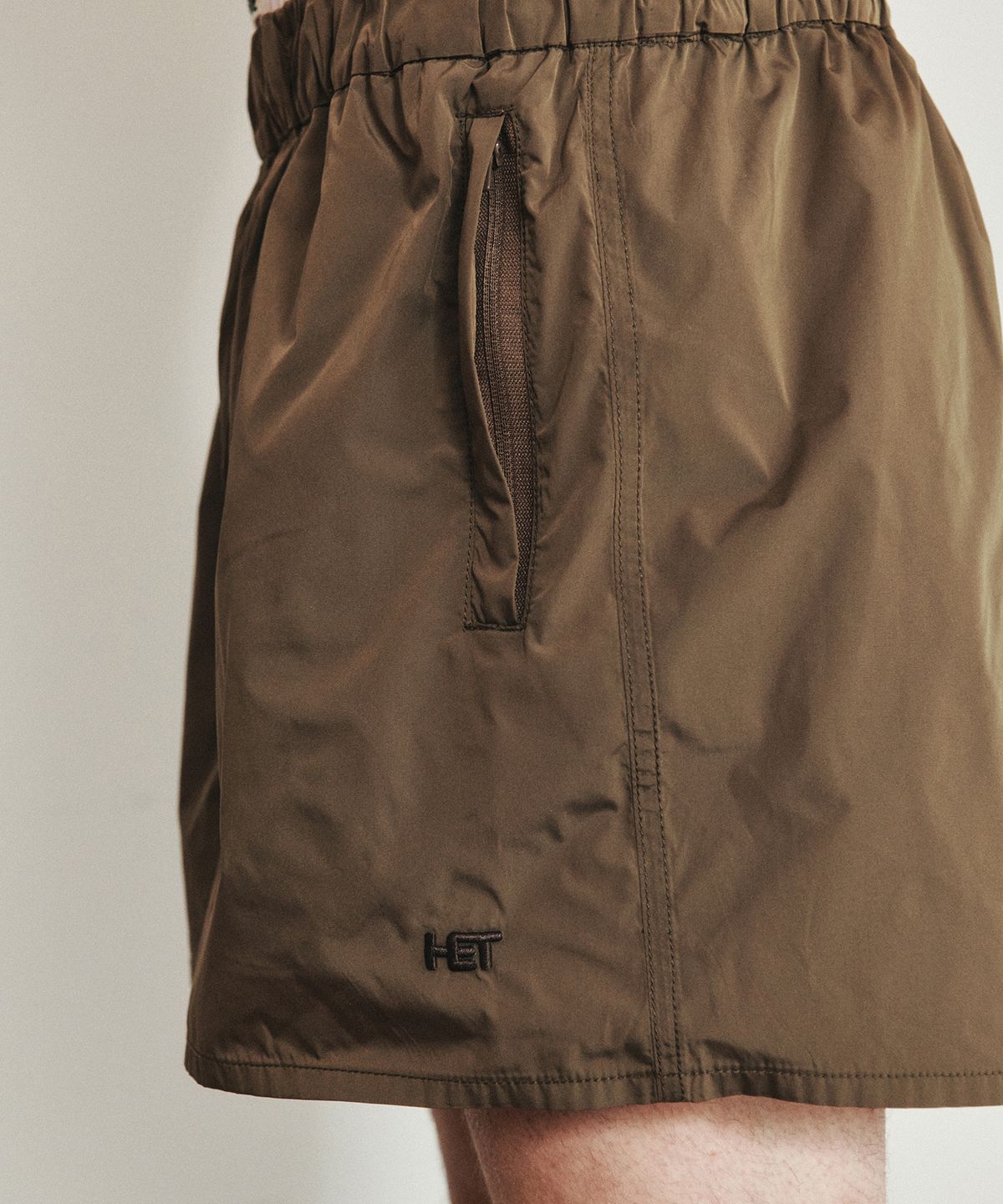 호이테(HEUTE) HET SUNSHINE LOGO SWIM SHORTS (BROWN)