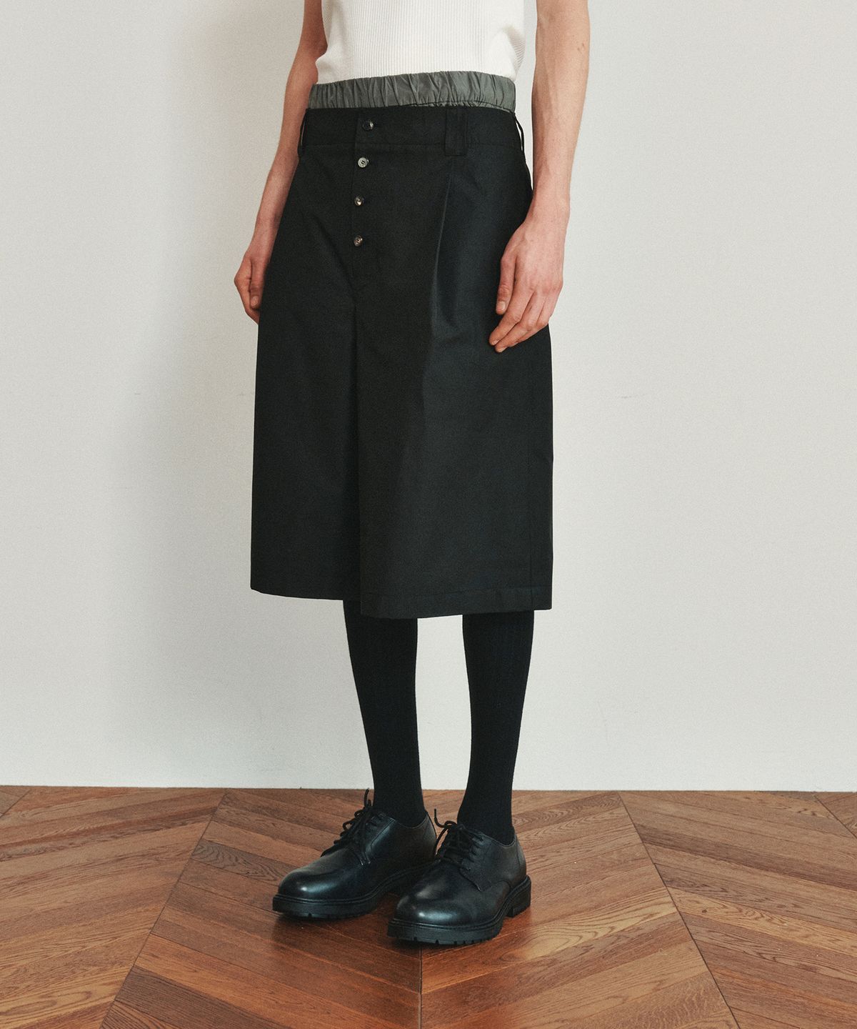 호이테(HEUTE) COLE BERMUDA SHORTS (BLACK)