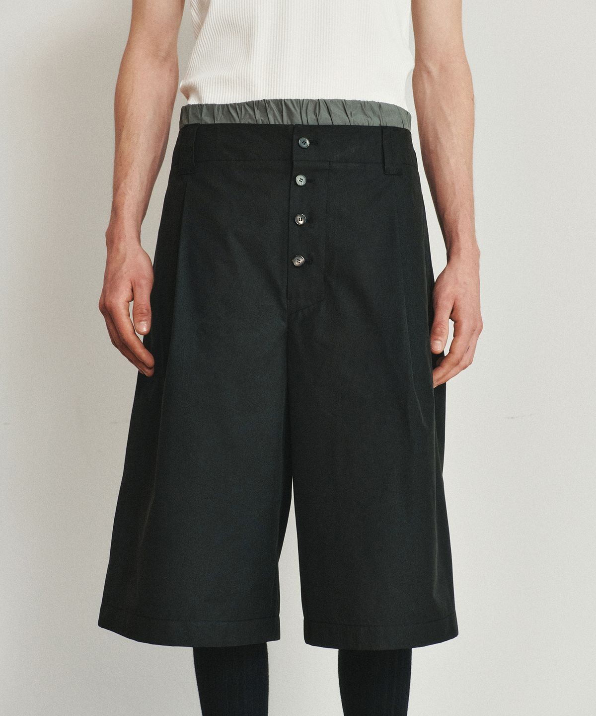 호이테(HEUTE) COLE BERMUDA SHORTS (BLACK)