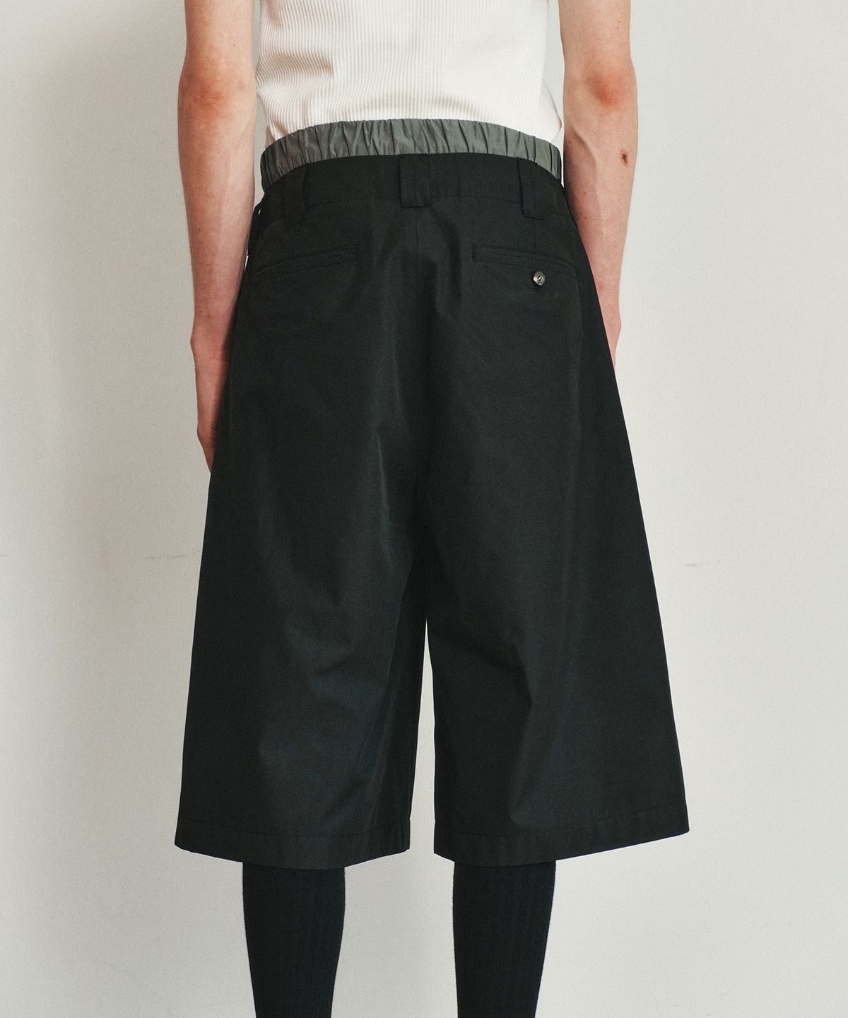 호이테(HEUTE) COLE BERMUDA SHORTS (BLACK)