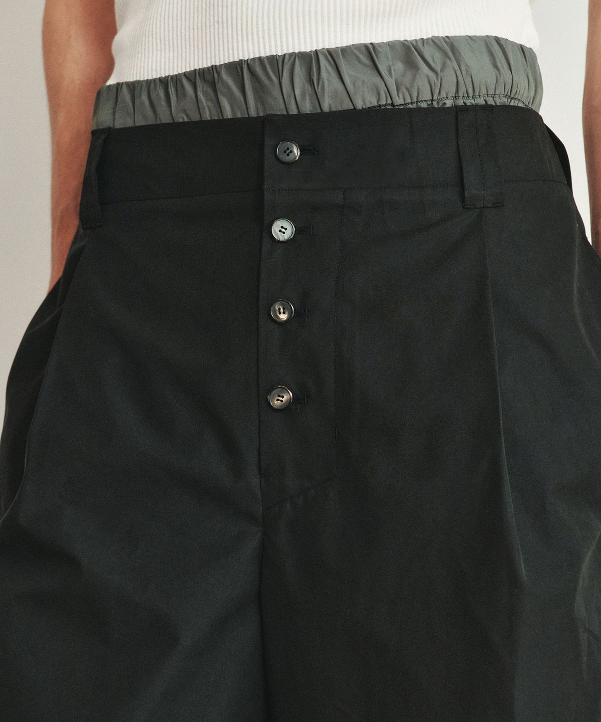 호이테(HEUTE) COLE BERMUDA SHORTS (BLACK)