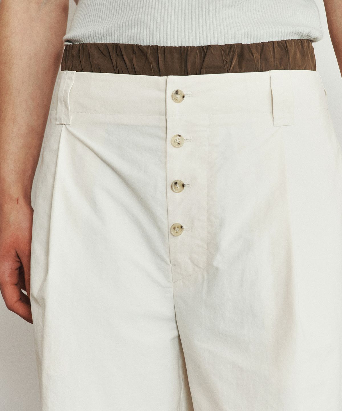 호이테(HEUTE) COLE BERMUDA SHORTS (OFF WHITE)