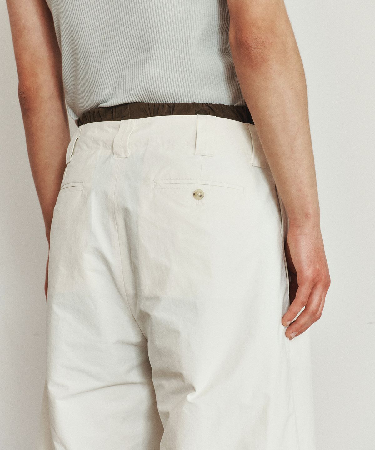 호이테(HEUTE) COLE BERMUDA SHORTS (OFF WHITE)