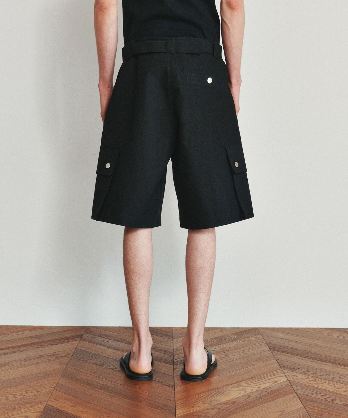 호이테(HEUTE) BELTED COTTON CARGO SHORTS (BLACK)