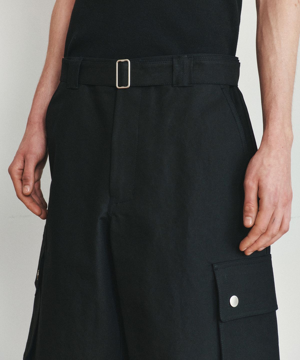 호이테(HEUTE) BELTED COTTON CARGO SHORTS (BLACK)