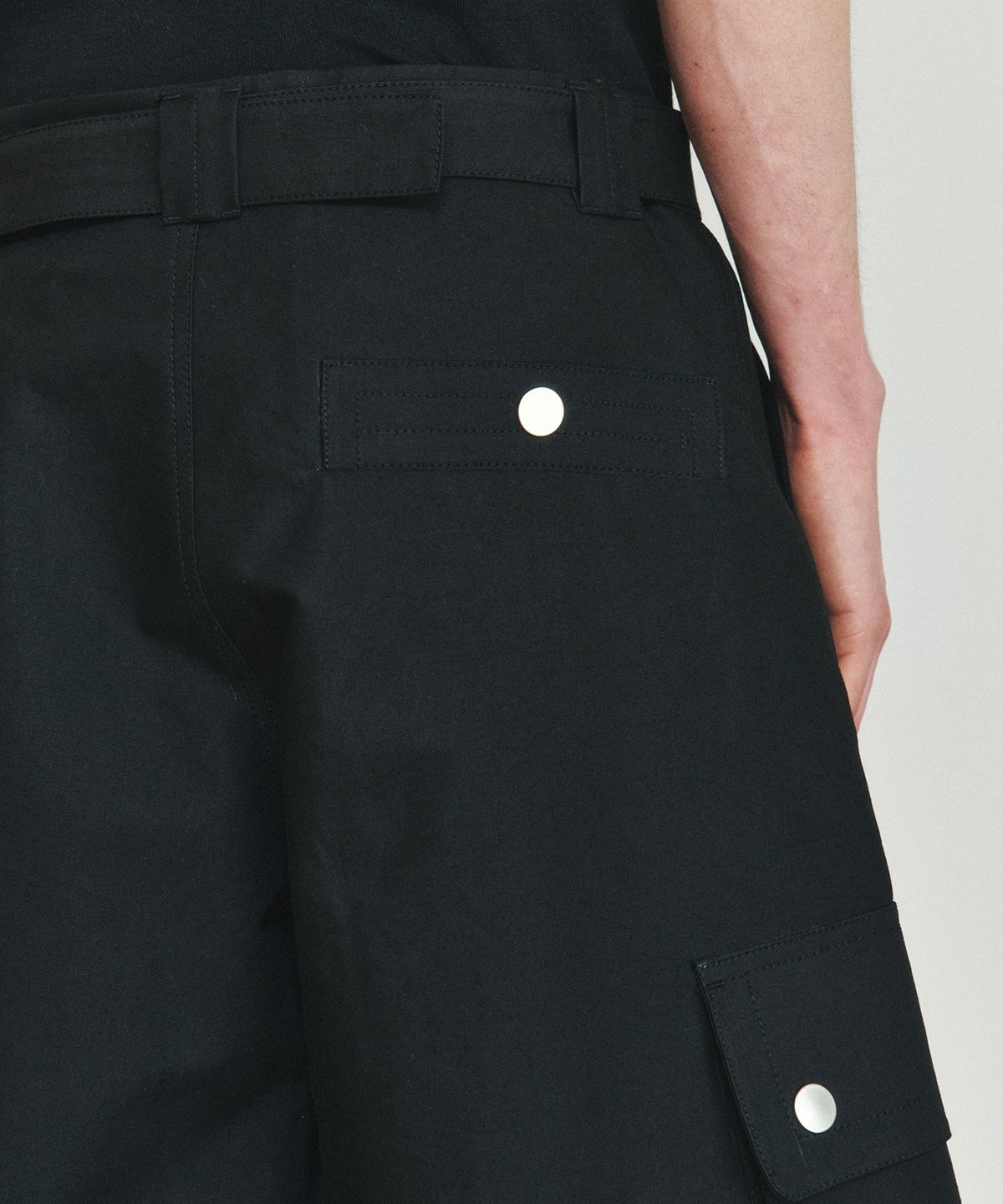 호이테(HEUTE) BELTED COTTON CARGO SHORTS (BLACK)