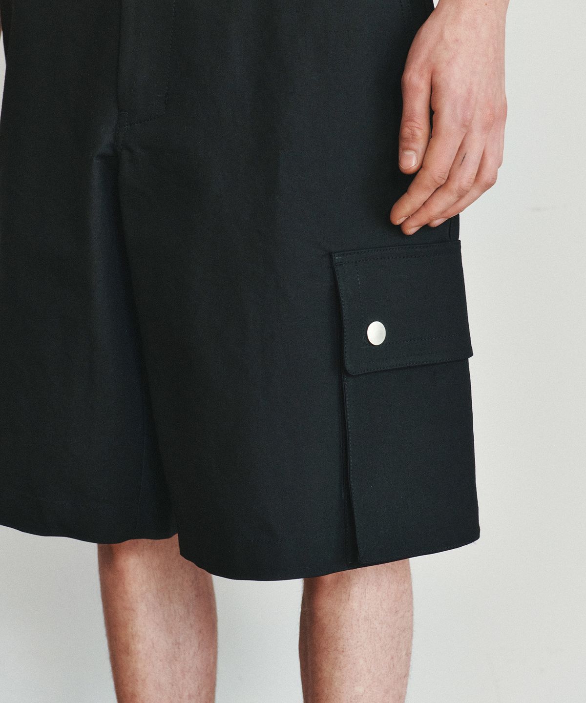호이테(HEUTE) BELTED COTTON CARGO SHORTS (BLACK)