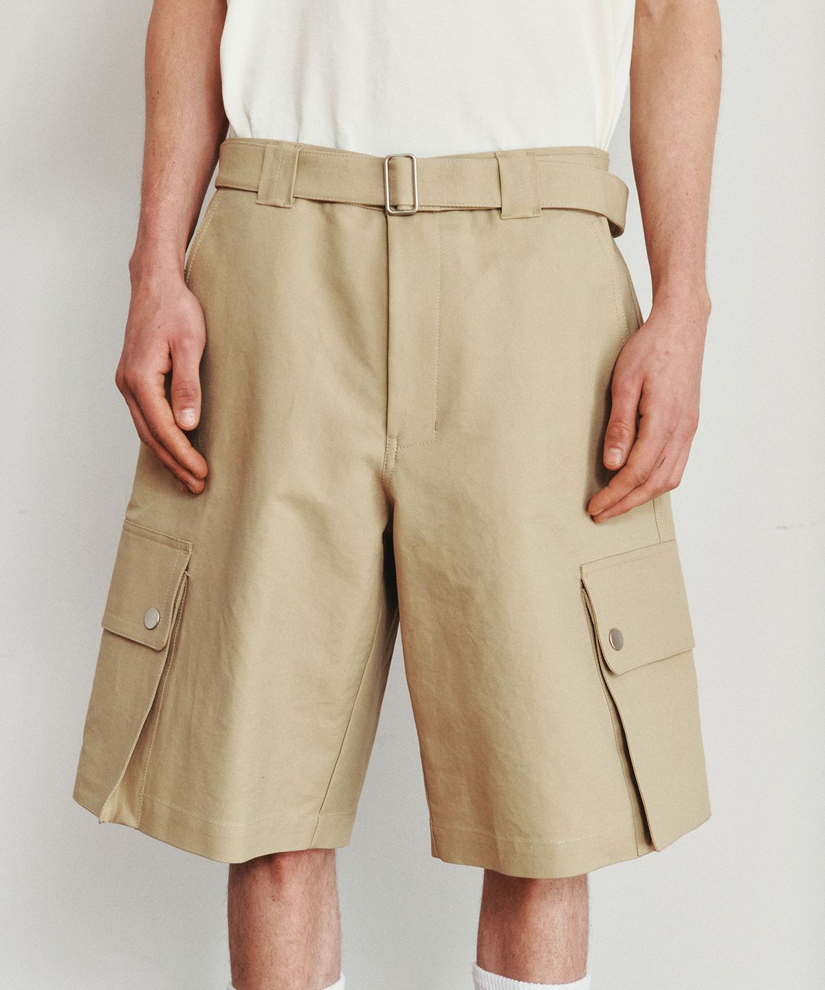 호이테(HEUTE) BELTED COTTON CARGO SHORTS (BEIGE)
