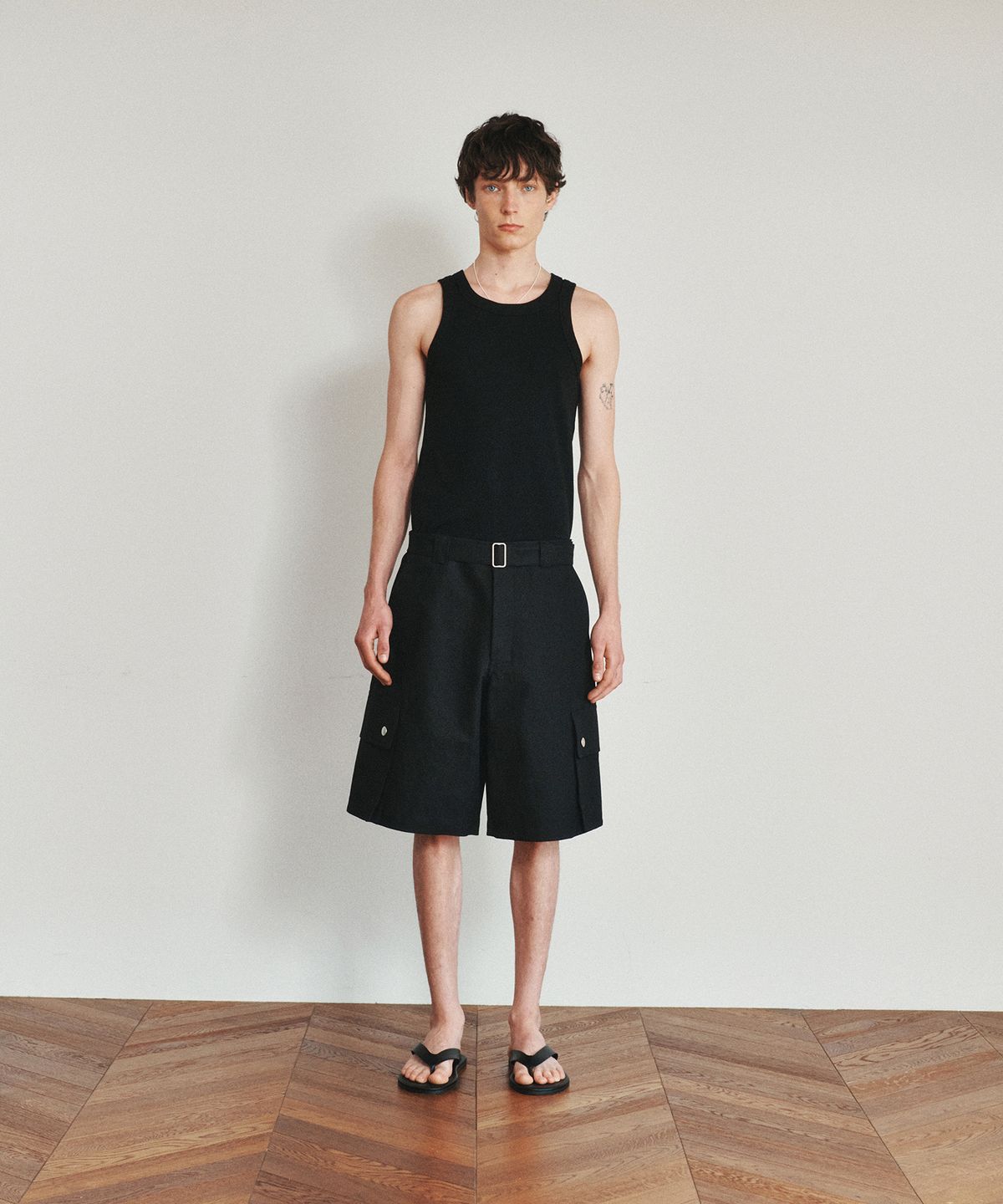 호이테(HEUTE) SOLID SLEVELESS TOP (BLACK)