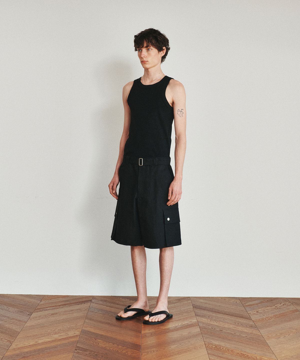 호이테(HEUTE) SOLID SLEVELESS TOP (BLACK)