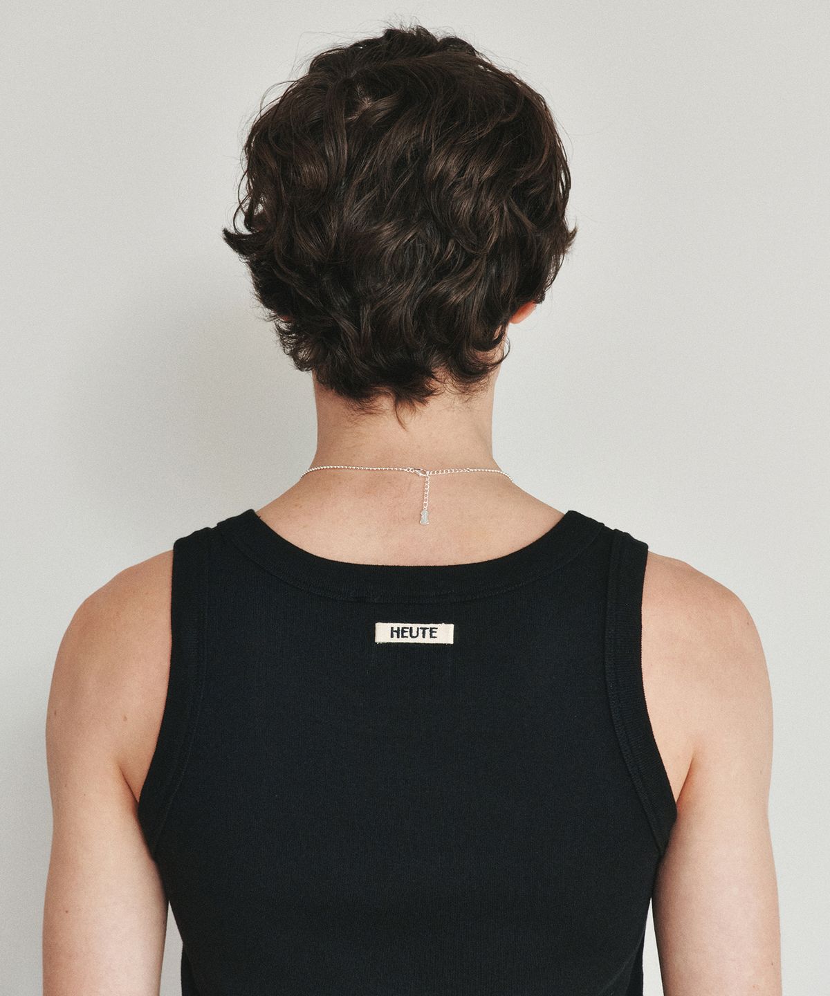 호이테(HEUTE) SOLID SLEVELESS TOP (BLACK)