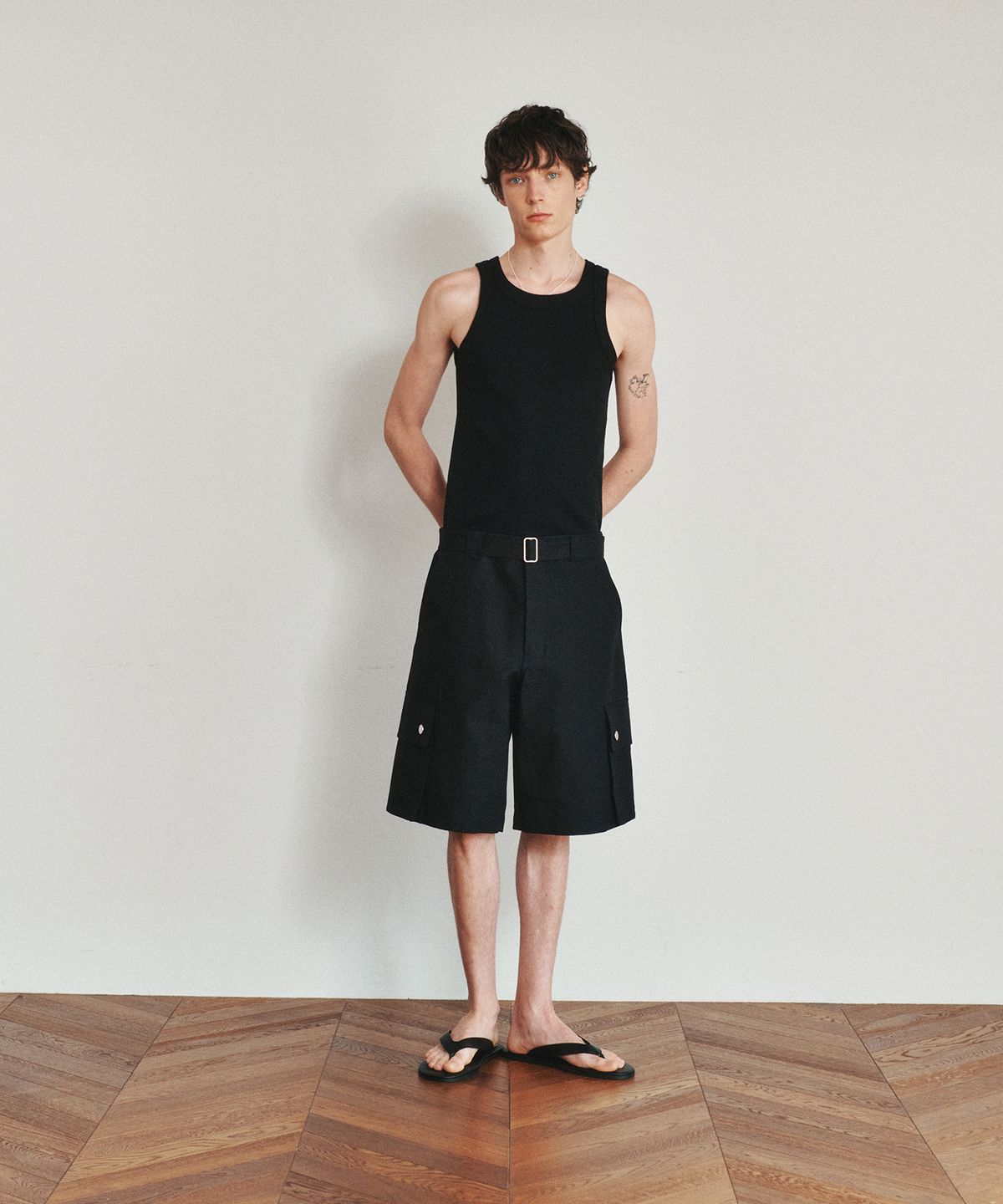호이테(HEUTE) SOLID SLEVELESS TOP (BLACK)