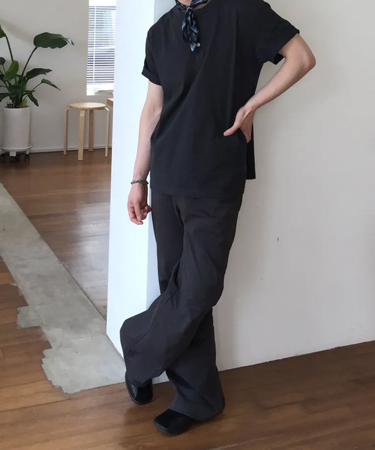 인템포무드(INTEMPOMOOD) 다트 디테일 플레어 팬츠_차콜