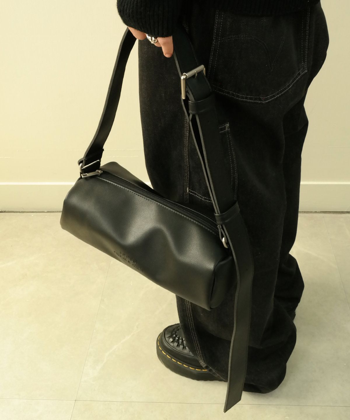 이네크(INNEQ) Chunky Buckle Air Bag Letter-Black