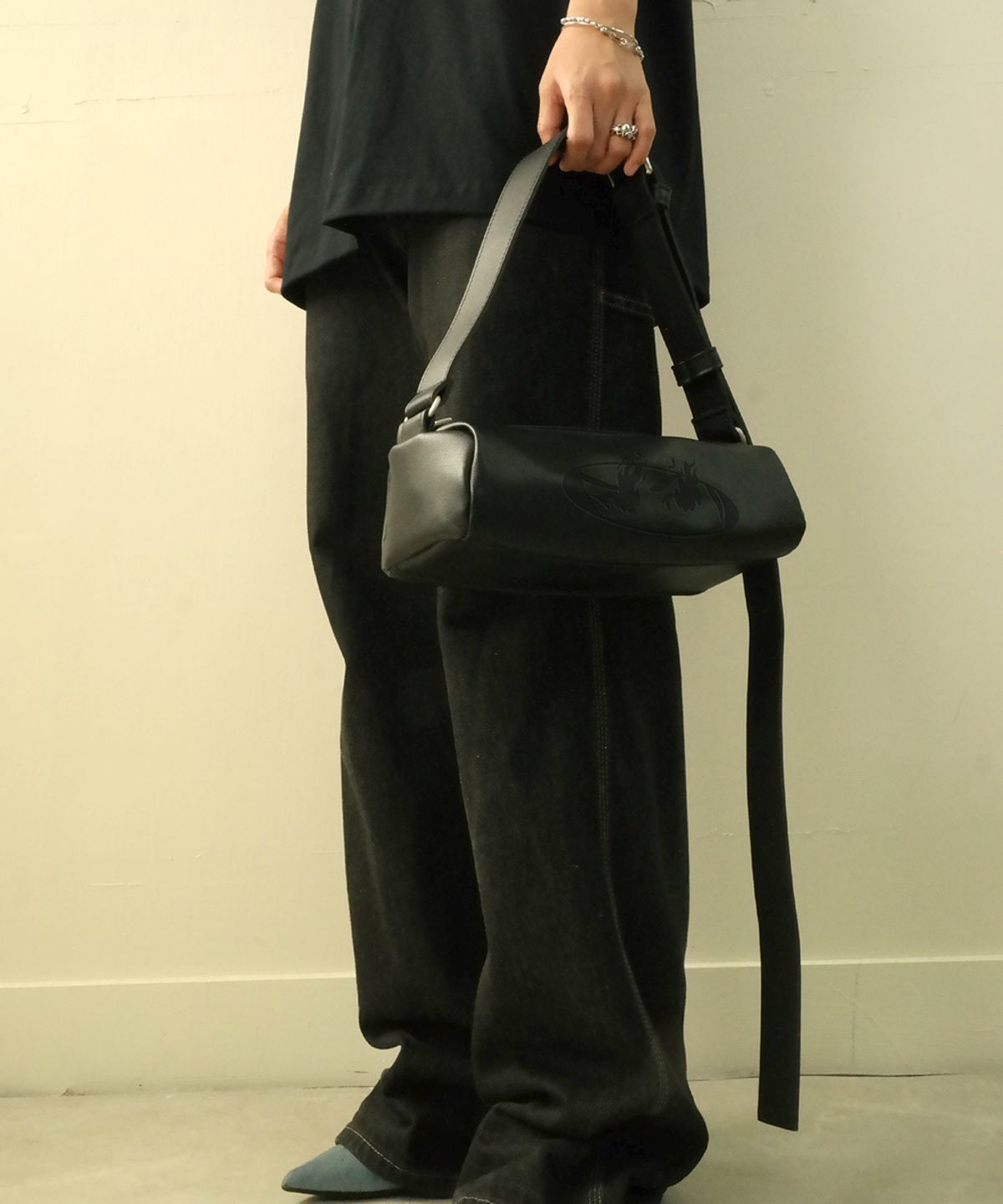 이네크(INNEQ) Chunky Buckle Air Bag Eye-Black