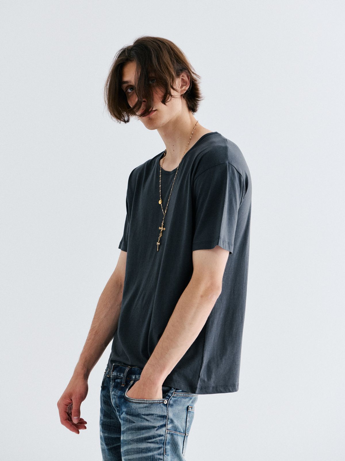 고저(GOZER) UNDER HALF T-SHIRT_CHARCOAL