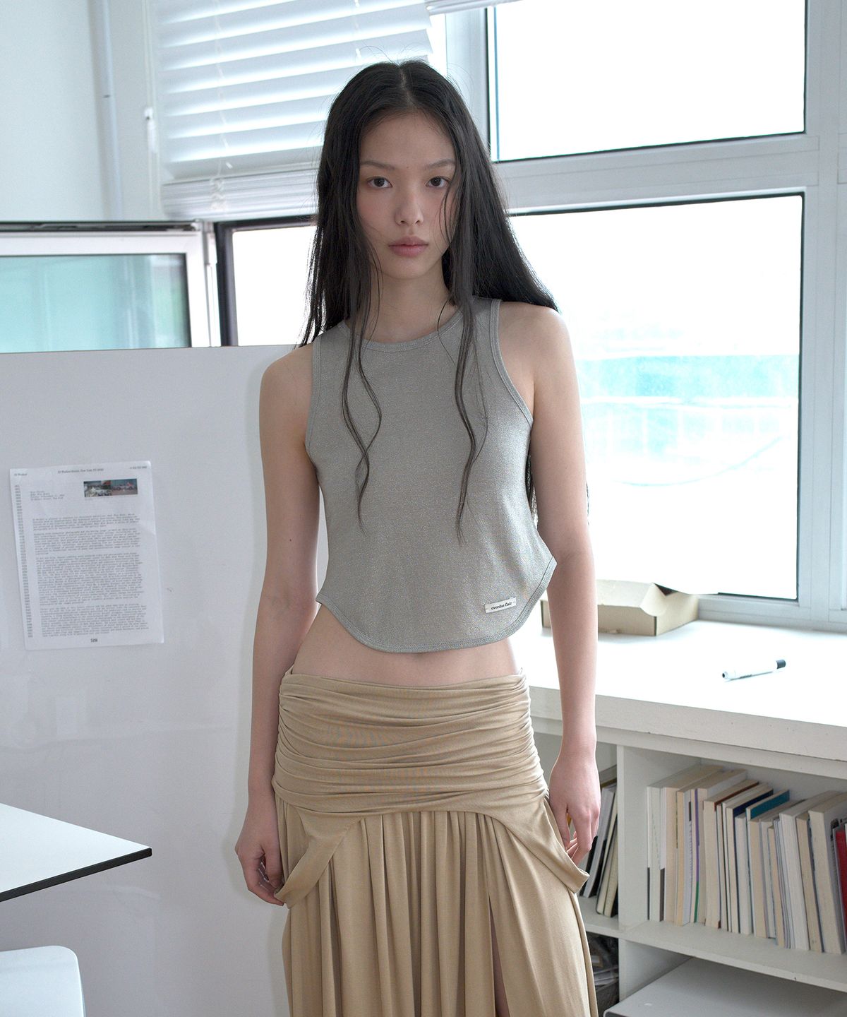오버듀플레어(OVERDUEFLAIR) METALLIC HALTER TOP_BEIGE GREY