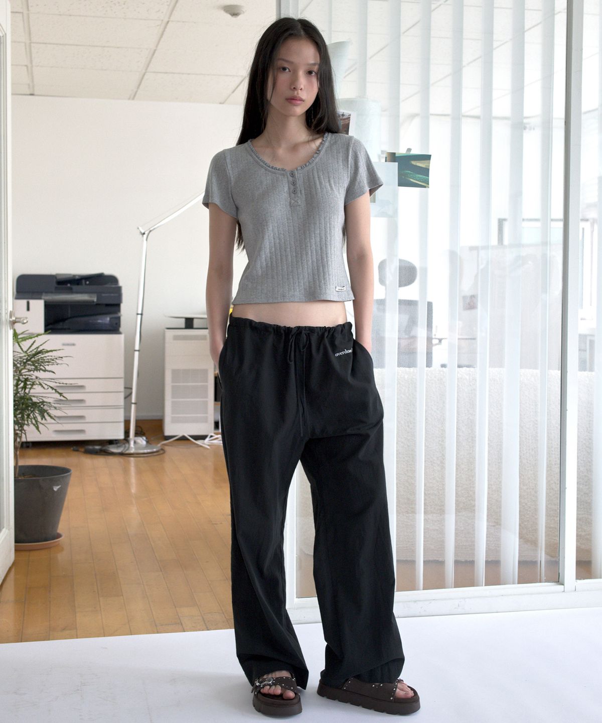 오버듀플레어(OVERDUEFLAIR) BUTTON EYELET T-SHIRT_MELANGE GREY