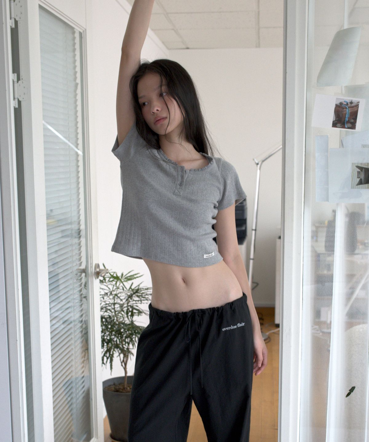 오버듀플레어(OVERDUEFLAIR) BUTTON EYELET T-SHIRT_MELANGE GREY