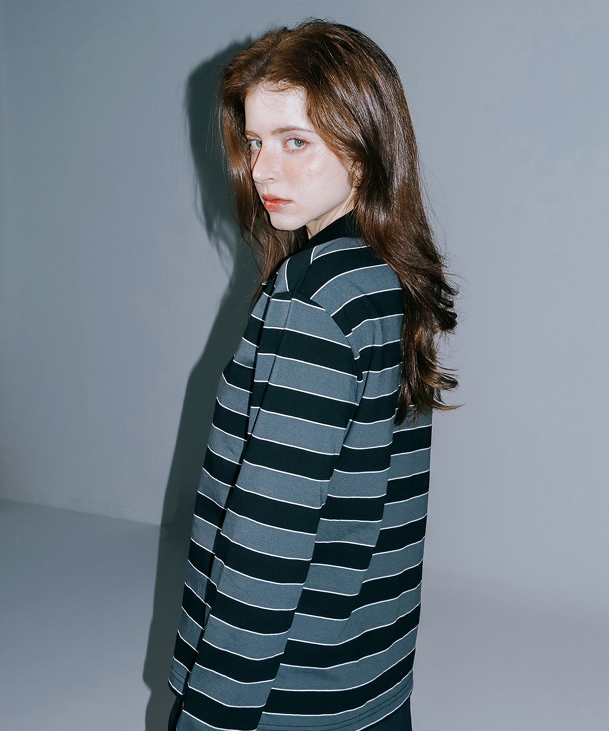 다이어스(DYUS) Striped collar t-shirt [Charcoal]