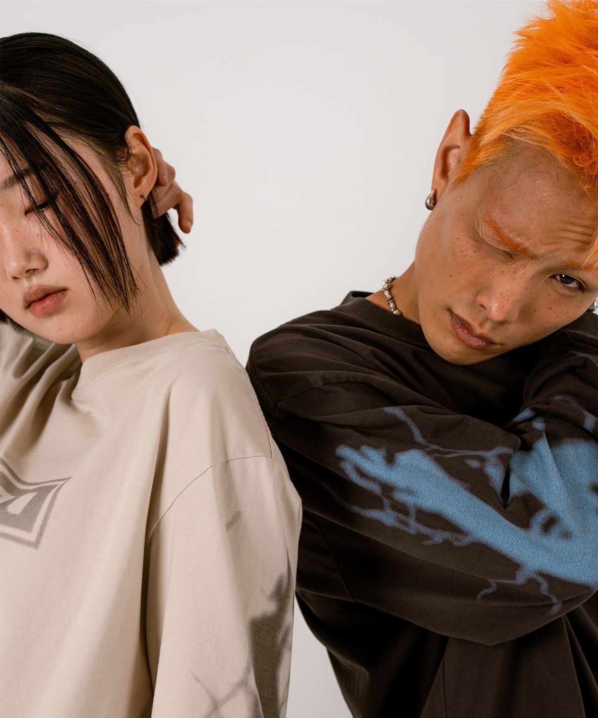 올아이즈다운(ALL EYES DOWN) PIGMENT ARROW THUNDER LONG SLEEVE (CHARCOAL)