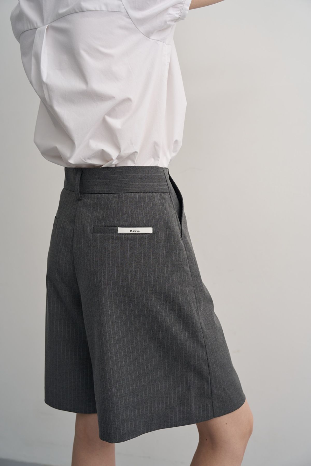 이지킴(EZKIM) STRIPE RIVET BERMUDA PANTS