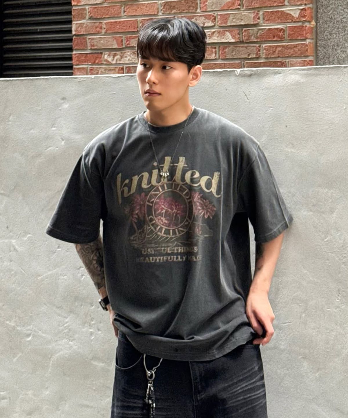 니티드(KNITTED) (UNISEX) 피그먼트 팜트리 그래픽 티셔츠 CHARCOAL