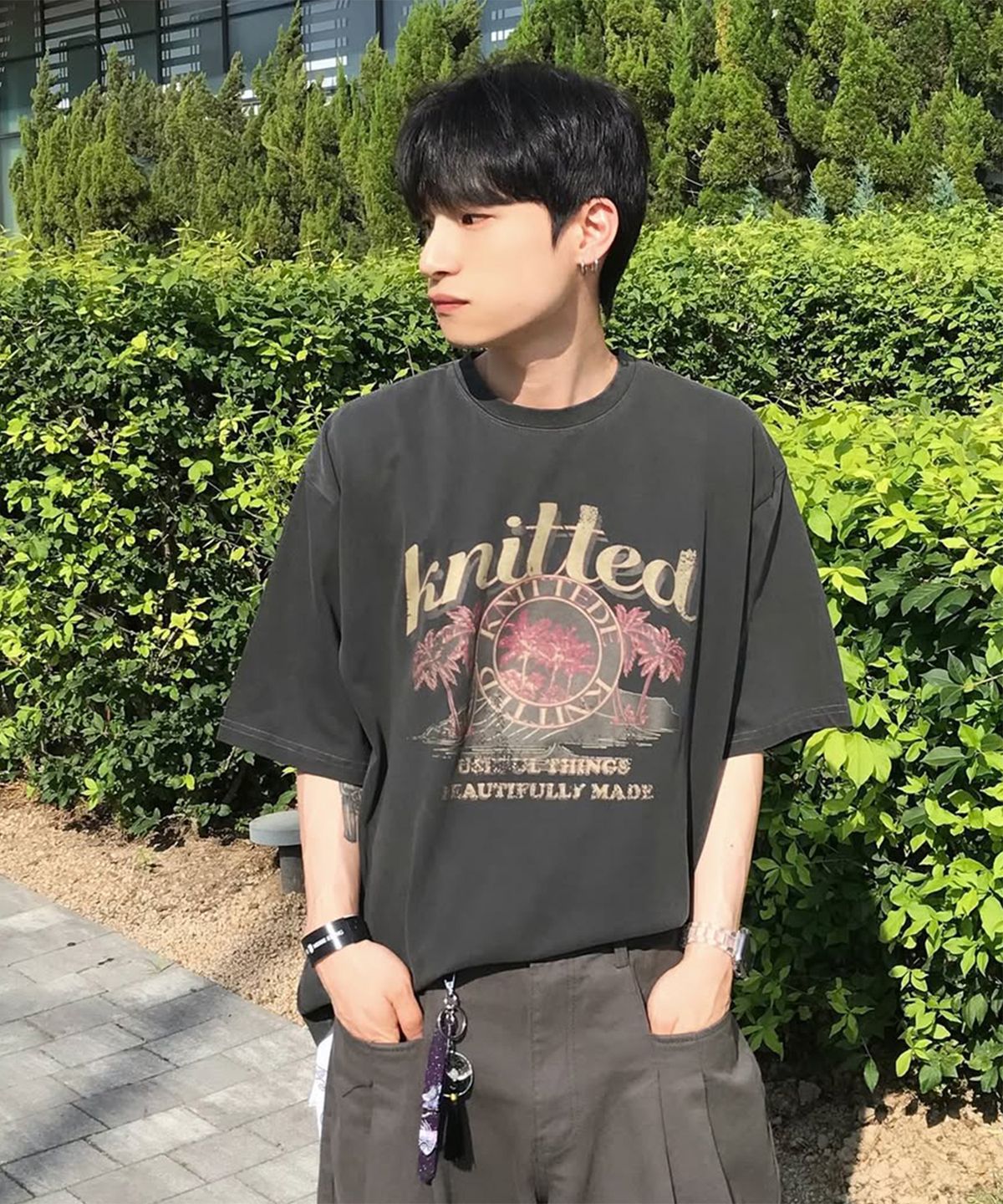 니티드(KNITTED) (UNISEX) 피그먼트 팜트리 그래픽 티셔츠 CHARCOAL