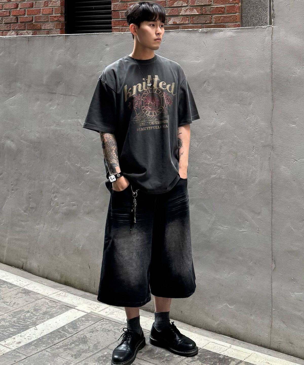 니티드(KNITTED) (UNISEX) 피그먼트 팜트리 그래픽 티셔츠 CHARCOAL