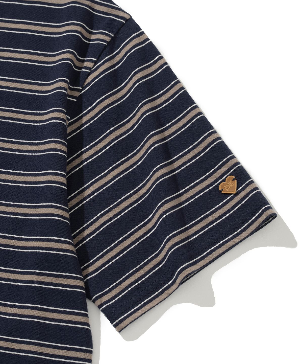 니티드(KNITTED) (UNISEX) 스트라이프 레더 하트 티셔츠 NAVY