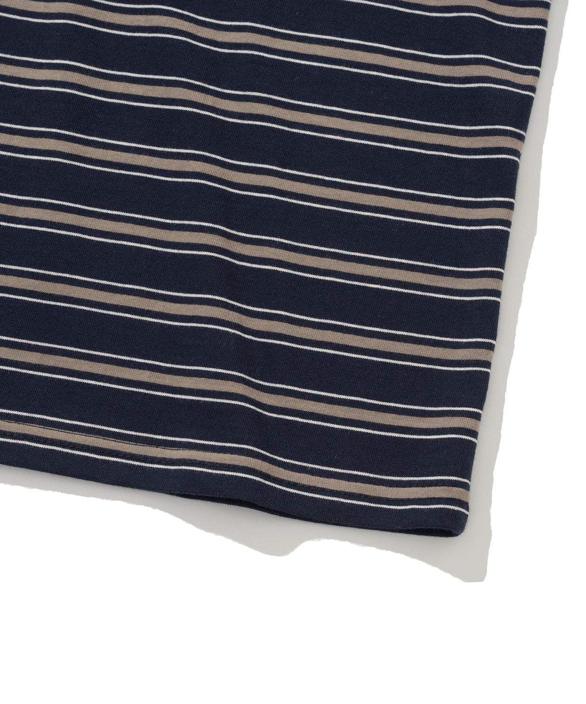 니티드(KNITTED) (UNISEX) 스트라이프 레더 하트 티셔츠 NAVY